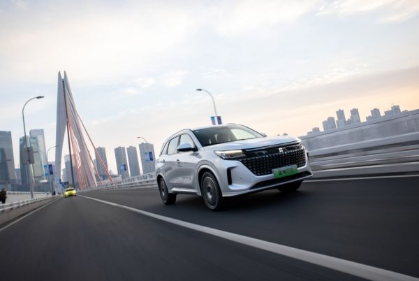 中型SUV“对抗”紧凑型SUV，最近爆火蓝电E5让宋PLUS DM-i黯然失色？